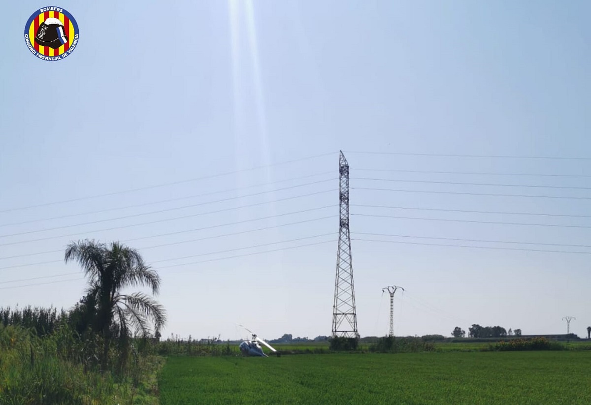 Helicóptero caído en los arrozales de la Albufera tras chocar con el cableado eléctrico